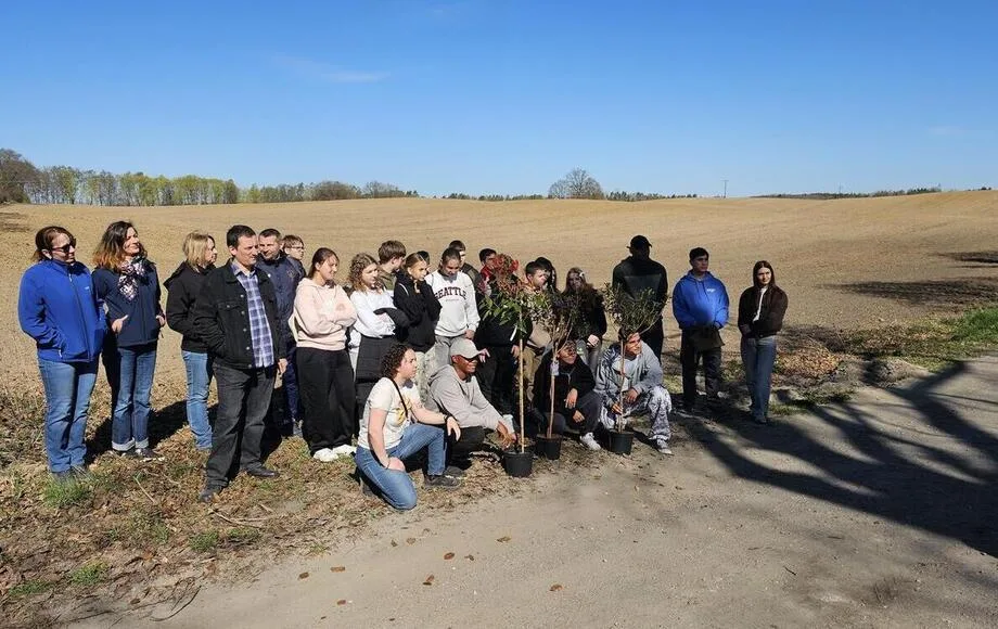Akcja sadzenia drzew w Gminie Drawsko Pomorskie – 50 nowych drzew dla przyszłości