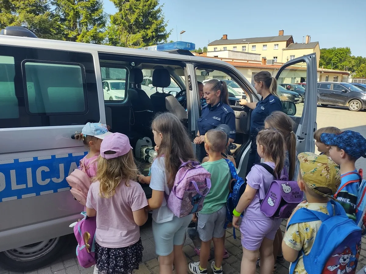 Wizyta przedszkolaków z 'Bajkowej Krainy' w Komendzie Powiatowej Policji w Drawsku Pomorskim