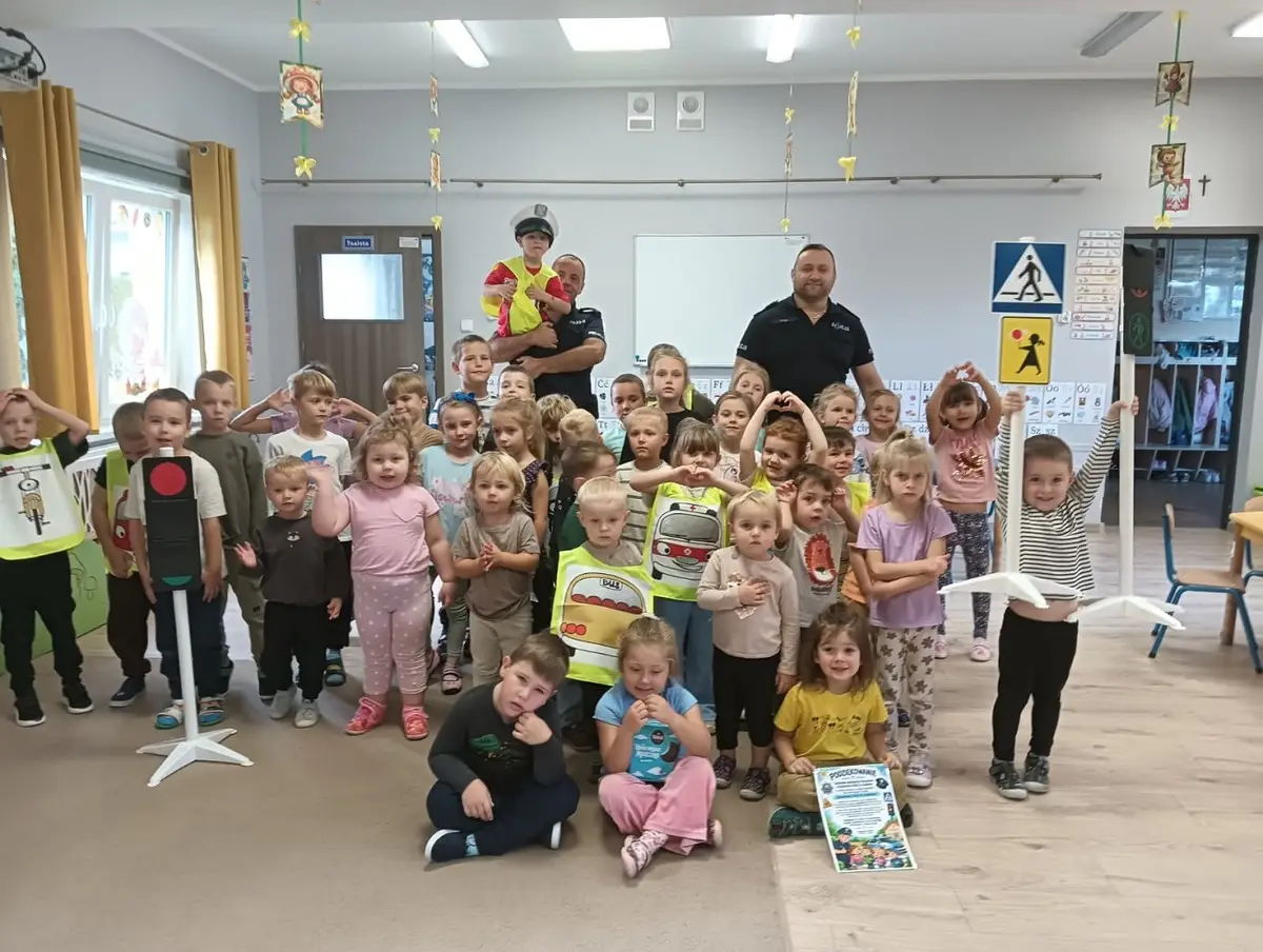 Dzieci uczą się zasad bezpieczeństwa na drodze i podczas zabawy