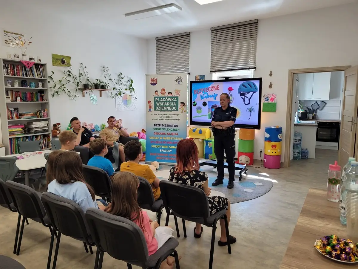 Policjanci edukują dzieci o bezpieczeństwie wakacyjnym w Drawsku Pomorskim