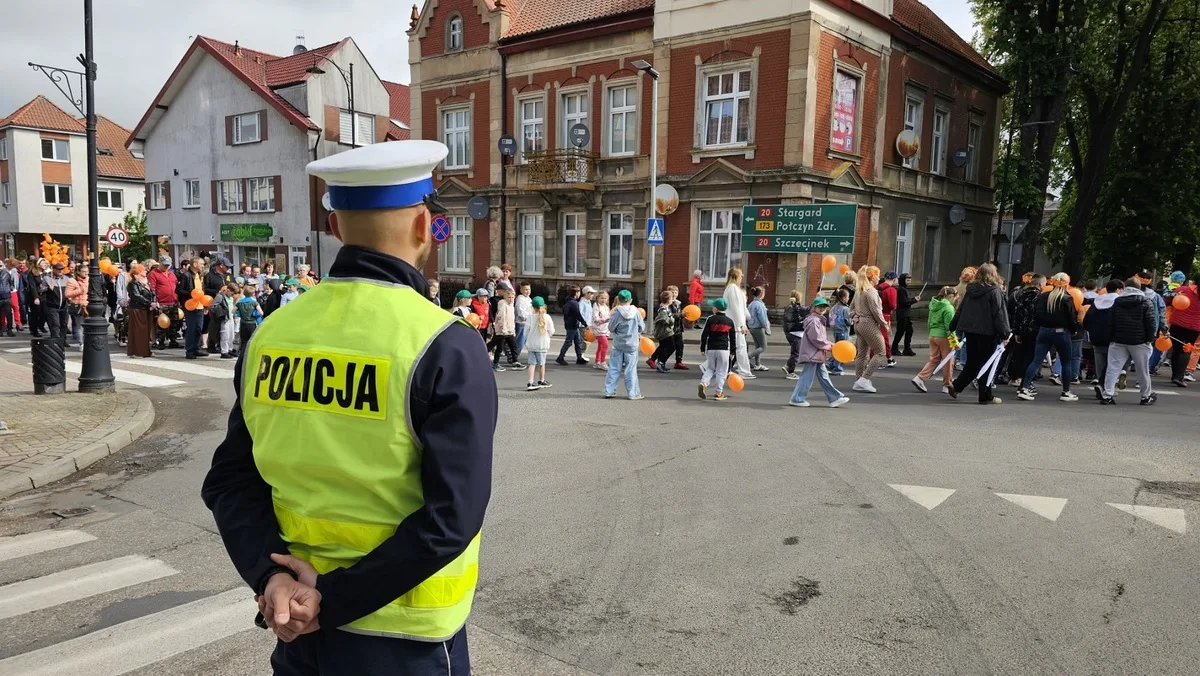 Marsz Godności Osób z Niepełnosprawnością Intelektualną z udziałem Policji w Drawsku Pomorskim
