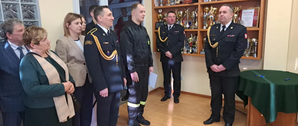 Ceremonial pożegnanie doświadczonego strażaka oraz powitanie nowego członka jednostki