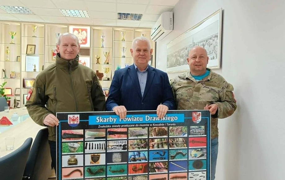 Prezentacja tablicy 'Skarby Powiatu Drawskiego' w Urzędzie Miejskim w Drawsku Pomorskim