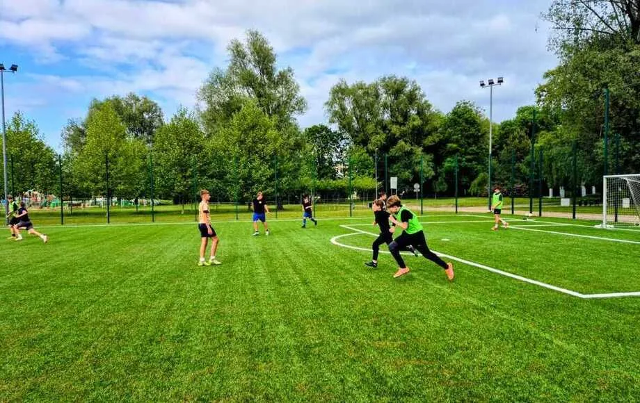 Sportowe zajęcia dla dzieci w Parku Chopina – Aktywna Szkoła na Orliku