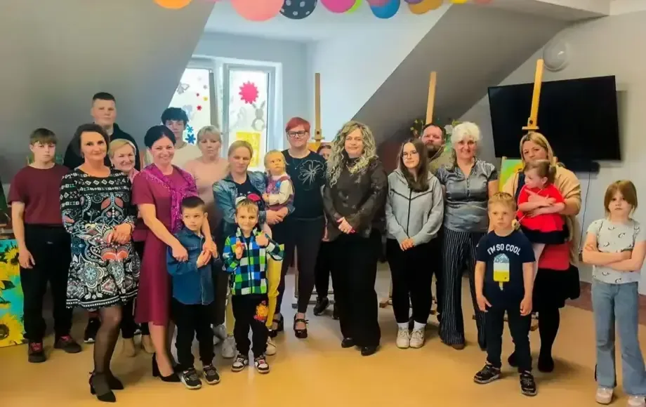 Wernisaż Moniki Roszak w Rydzewie: Kwiaty i kobiecość na obrazach