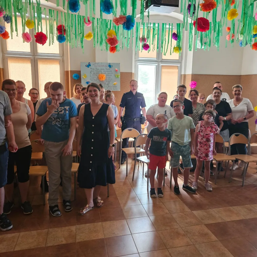 Dzielnicowi edukują uczniów ZPET w Bobrowie na temat bezpieczeństwa nad wodą