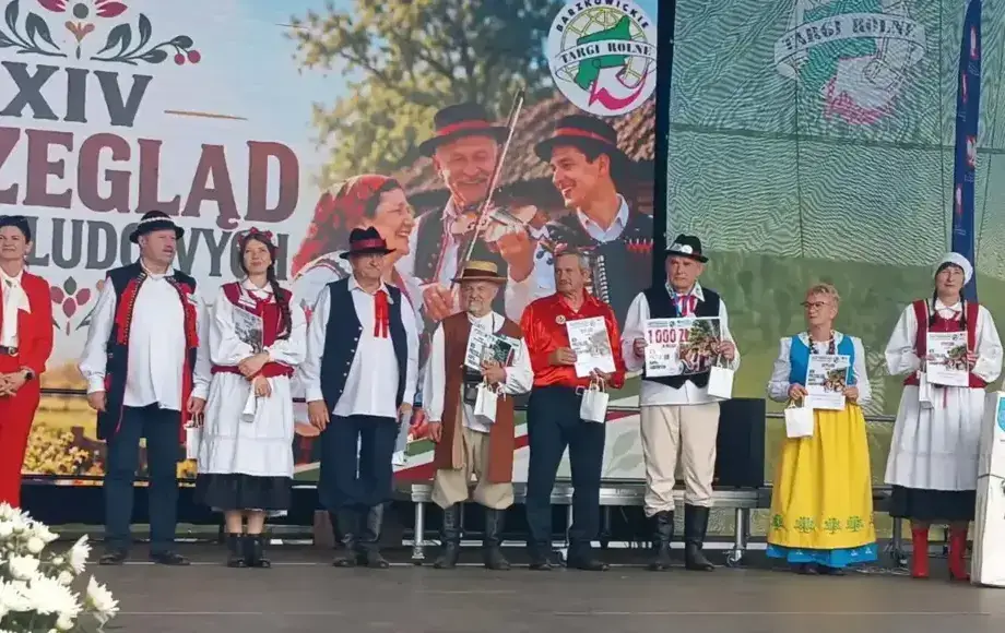 Kapela Ludowa „Diabaz” na podium Przeglądu Kapel Ludowych w Barzkowicach