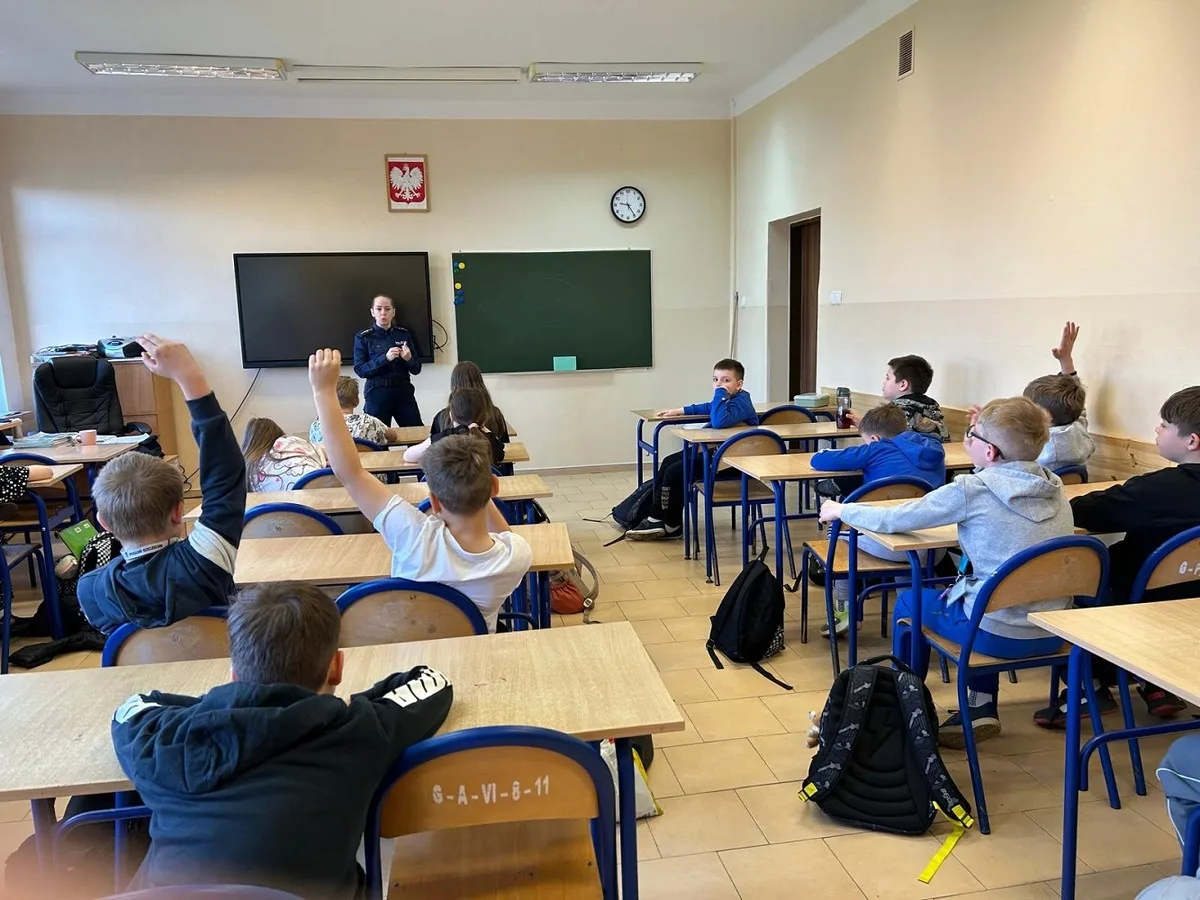 Spotkanie policjantki z uczniami o odpowiedzialności nieletnich