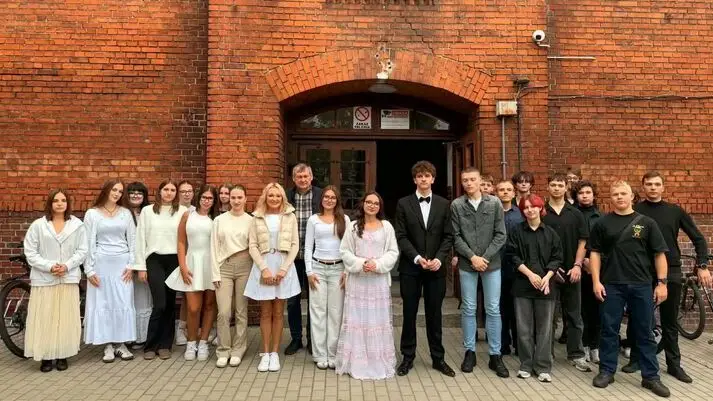 Młodzież uczy się historii i wartości podczas wyjątkowej ceremonii