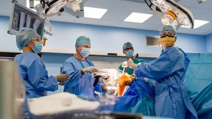 Pierwsza operacja kolana z użyciem robota w Szpitalu AHP w Drawsku Pomorskim zakończona sukcesem