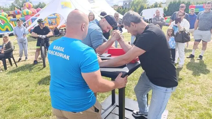 Zawody w siłowaniu na rękę i wyciskaniu kettli podczas Dni Drawska