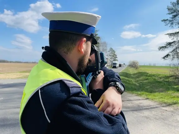 Motocyklista przekroczył prędkość o 53 km/h i stracił prawo jazdy
