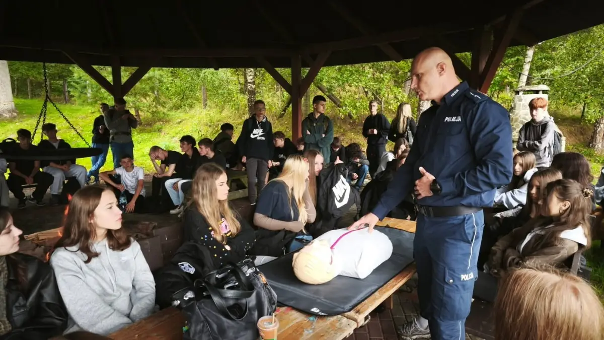 Policjanci edukują uczniów klas pierwszych o bezpieczeństwie
