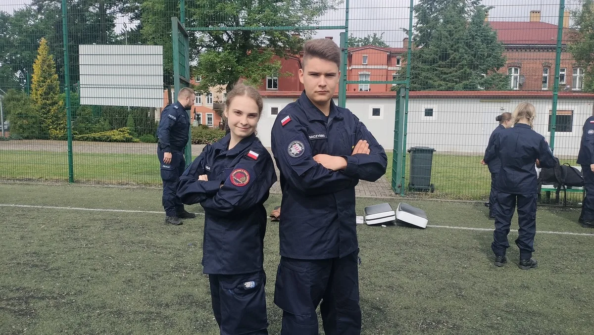 Uczniowie profilu mundurowego rozwijają umiejętności z policjantami