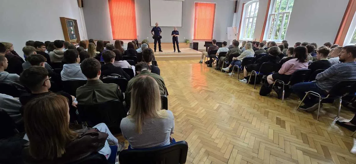 Spotkanie policjantów z uczniami Liceum Ogólnokształcącego o bezpiecznych wakacjach