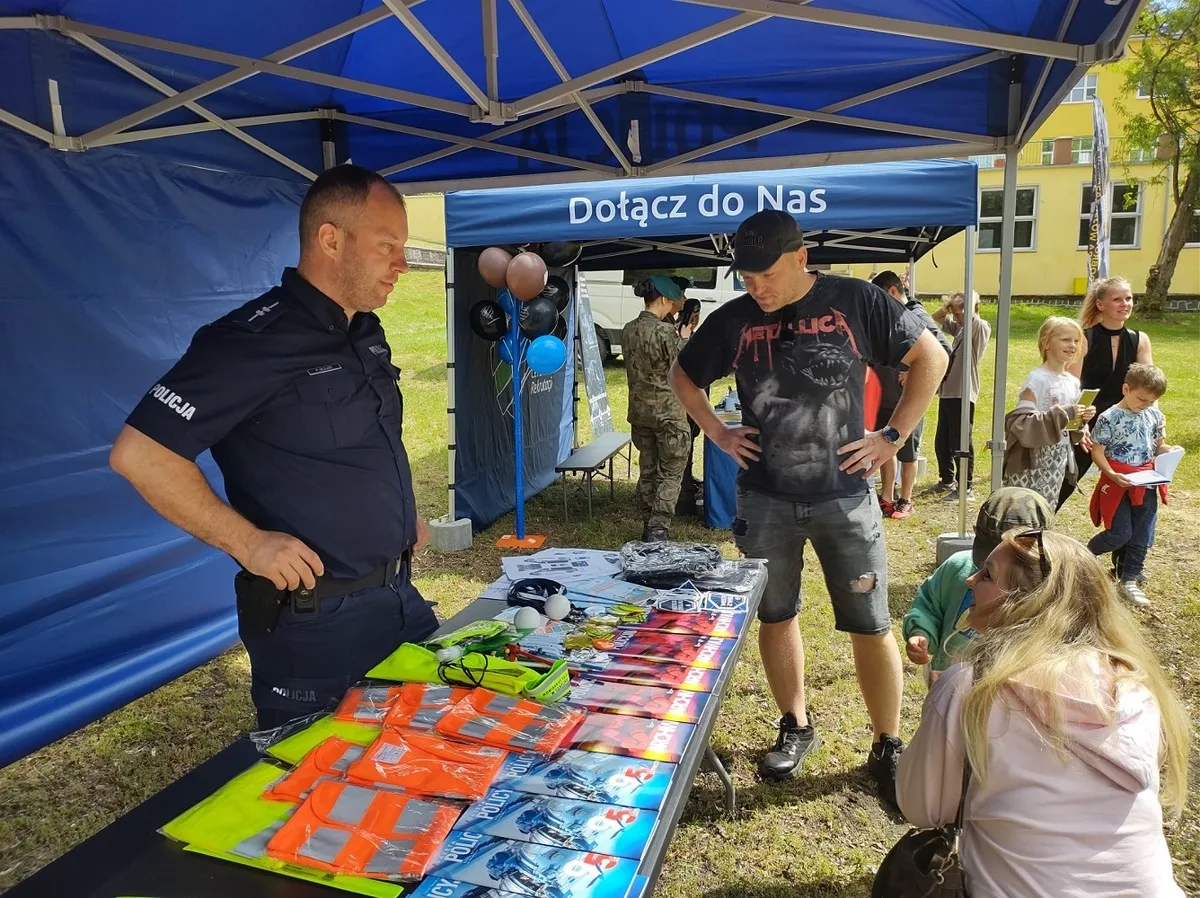 Promocja służby policji podczas Dnia Rodziny Wojskowej