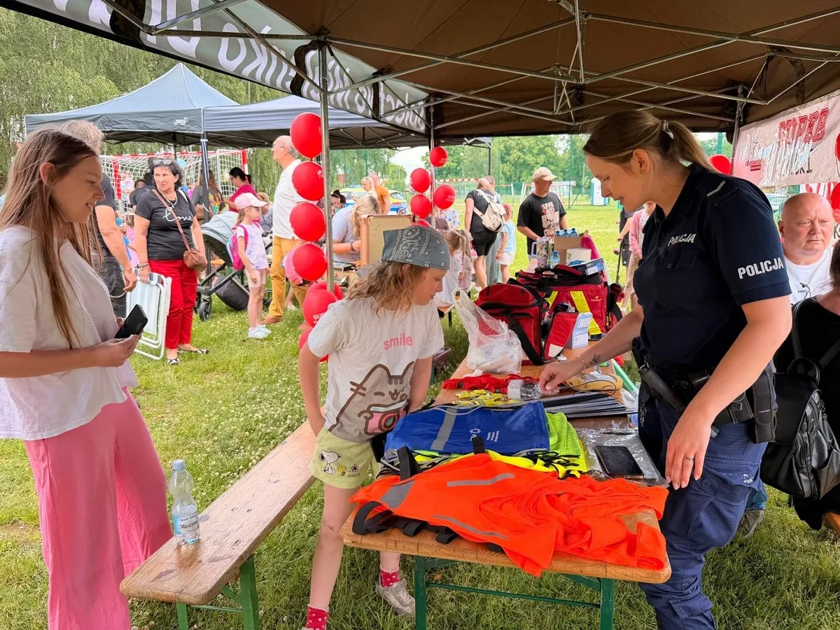 Policjanci na pikniku rodzinnym – rozmowy o bezpieczeństwie