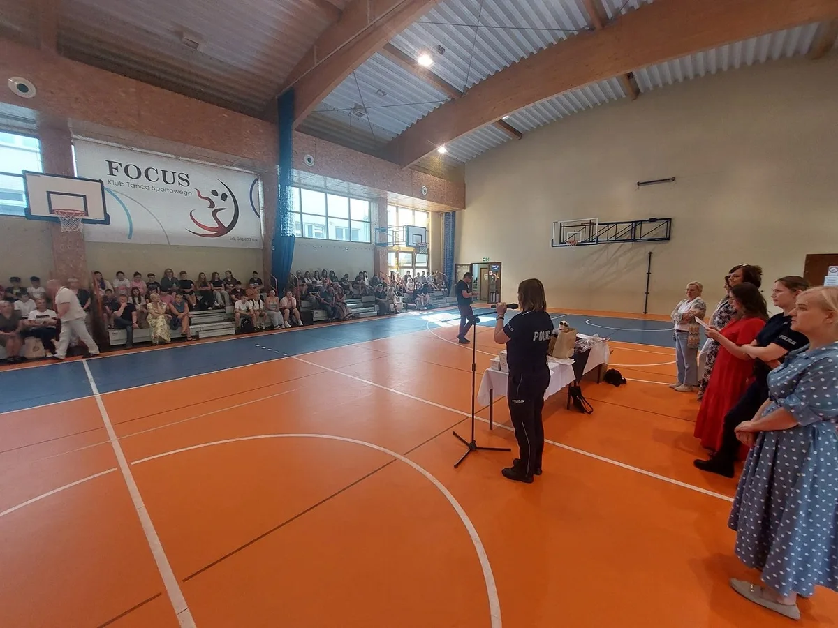 Uroczysty apel w Szkole Podstawowej nr 1 o bezpieczeństwie w wakacje