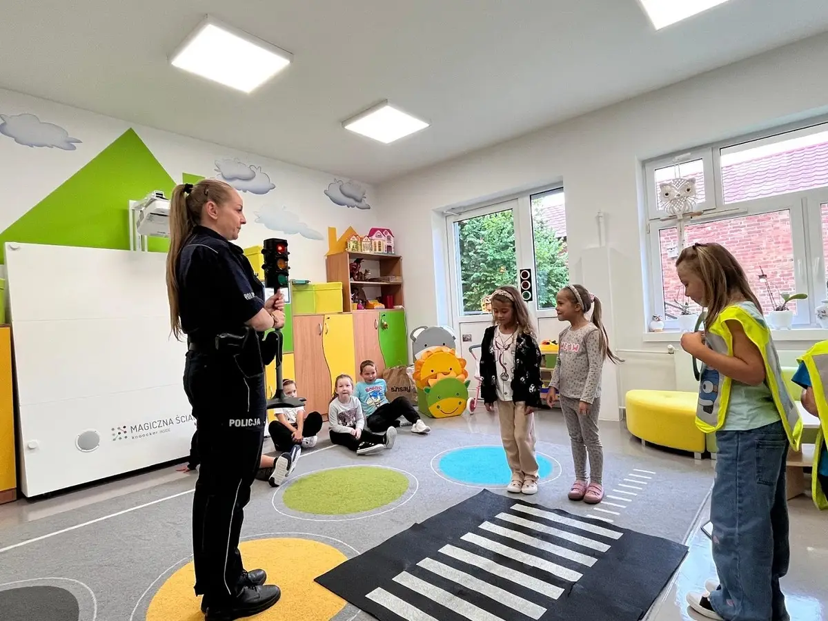 Policjantka uczy dzieci bezpiecznego poruszania się po drogach