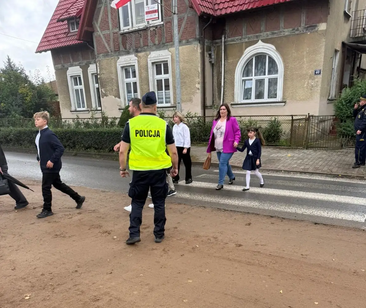 Policja zapewnia bezpieczeństwo dzieci na drodze do szkoły